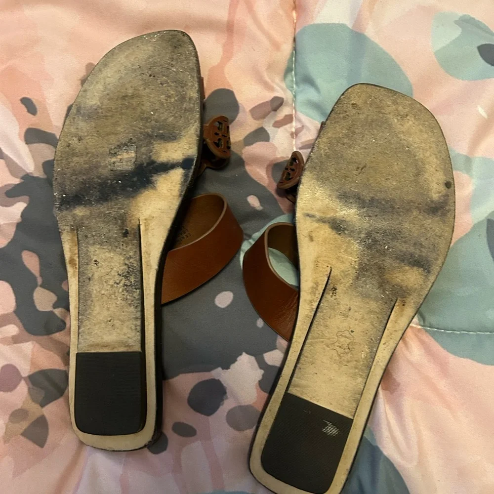 TORY BURCH logo leather sandals. - Picture 2 of 15